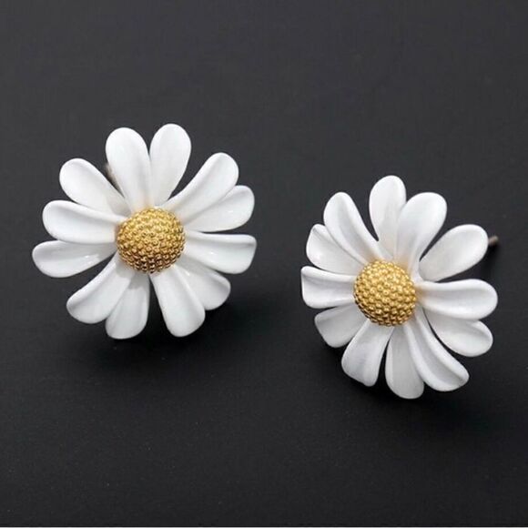 🌺 Betsey Johnson he loves me, he loves me not, Daisy earrings 🌺 - Picture 2 of 4